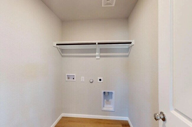 Building Photo - 1613 Rushpea Dr