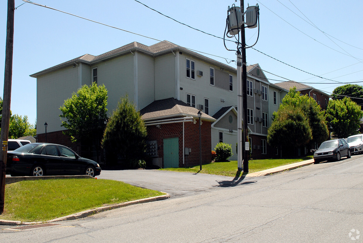 Building Photo - Colonial Square Apartments