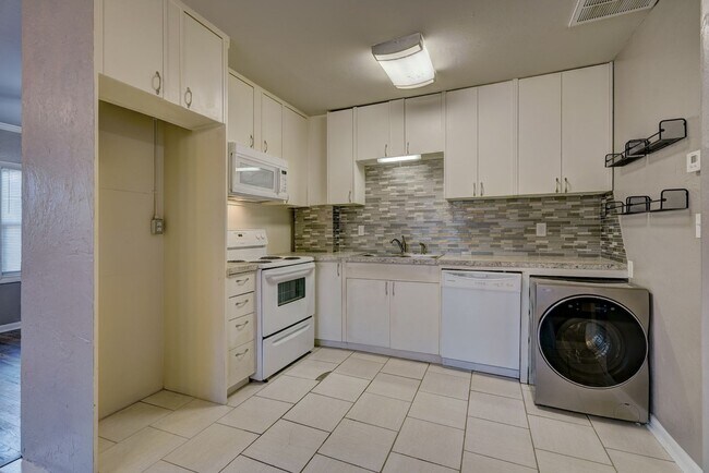 Foto del edificio - Stylish 1-Bedroom Gem Near Midtown & Plaza...