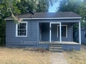 Building Photo - 3041 Desoto St