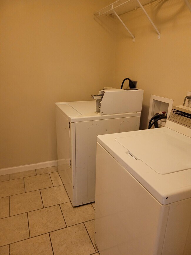 Building Photo - 317 E Mill St