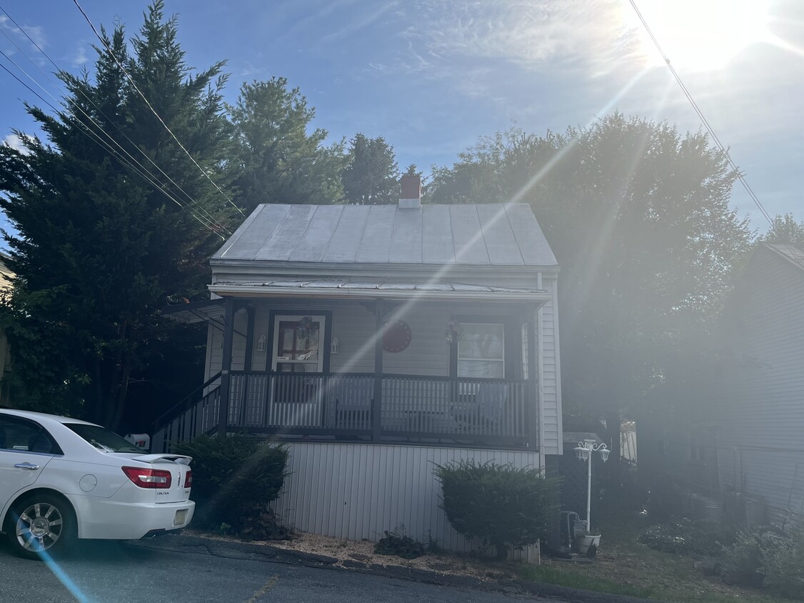 108 Caroline St, Staunton, VA 24401 House Rental in Staunton, VA