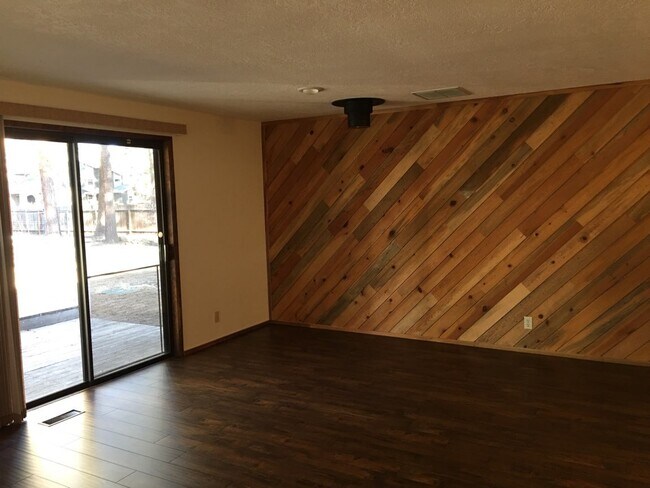 Building Photo - SE Bend neighborhood on 0.83 acres