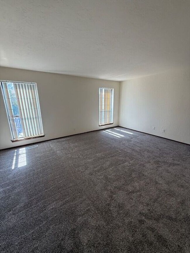 Foto del edificio - Incredibly spacious two-story condo in a NE heights neighborhood.