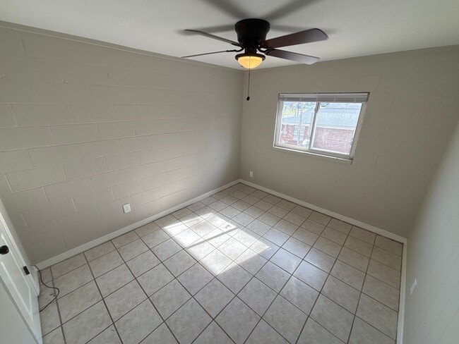 Building Photo - 2150 Saxon St