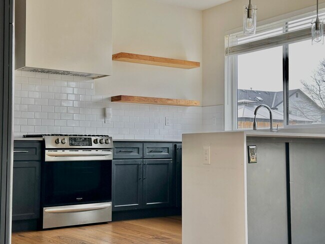 Foto del edificio - Stylish 4BR | 3BA Home with Den, Fenced Ba...