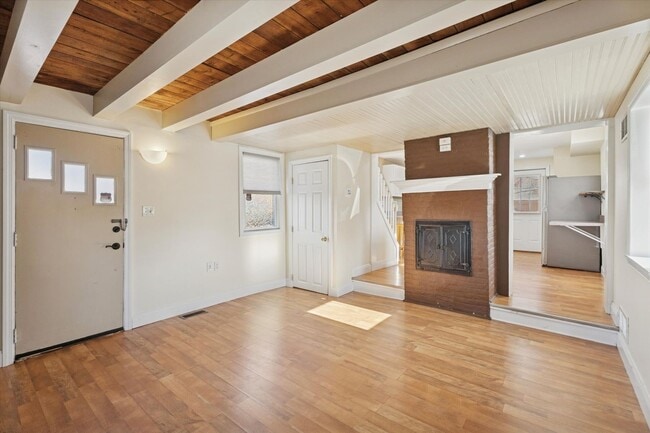 Foto del edificio - Charming 2-Bedroom Single-Family Home with off Street Parking