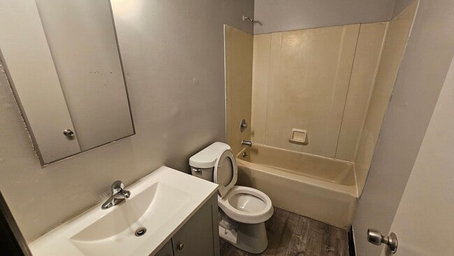 Building Photo - 118-118.5-1185 Wood St