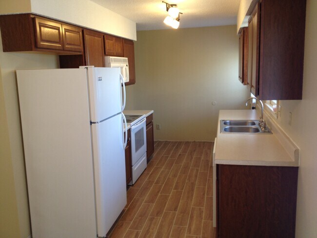 Building Photo - 1810 Parkwood Dr