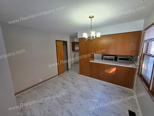 Building Photo - Well maintained 3 bedroom 2 bathroom house