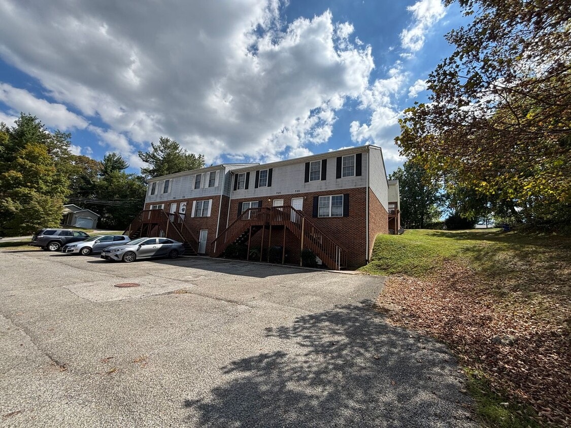 2 Bedroom, 1.5 Bath Townhouse - 2 Bedroom, 1.5 Bath Townhouse