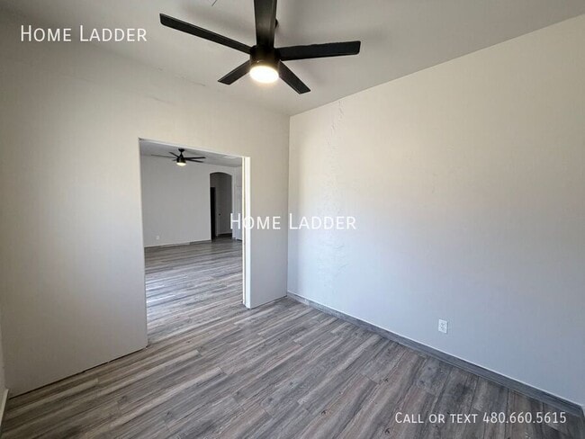 Building Photo - 651 W Fairway Cove Dr