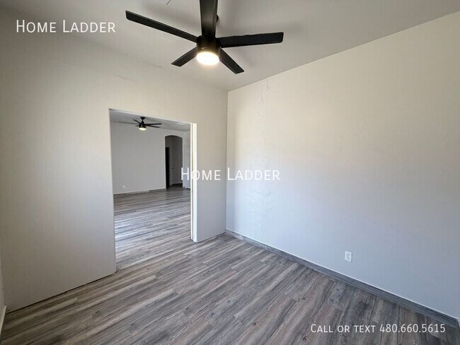 Foto del edificio - 651 W Fairway Cove Dr