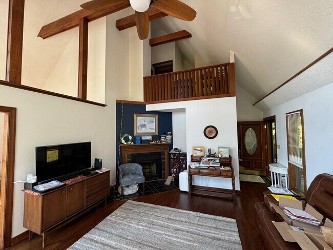 Building Photo - 359 Flower Dr