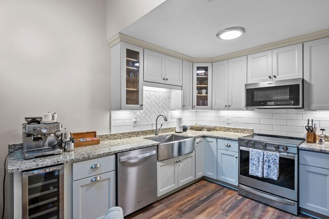 Building Photo - Shadowlawn Townhome