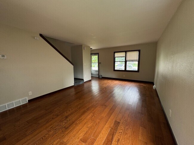 Building Photo - Your new Townhouse Awaits! 3 Bed / 1.5 Bat...