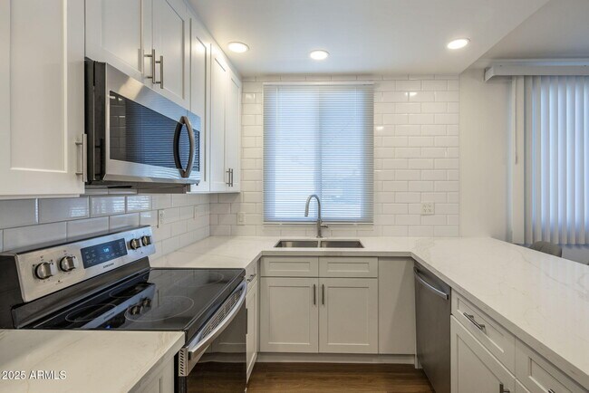 Foto del edificio - 6936 E 3rd St