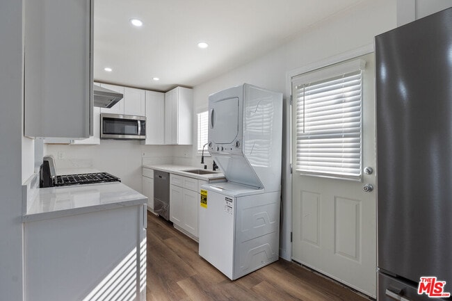 Building Photo - 10806 Doty Ave