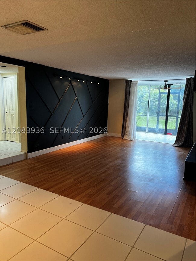 Building Photo - 3720 Inverrary Dr