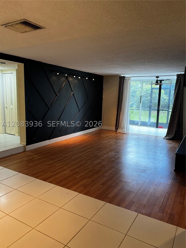 Foto del edificio - 3720 Inverrary Dr