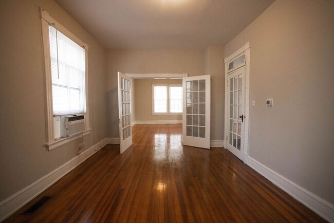 Building Photo - Spacious 4 Bed / 1.5 Bath home with large ...