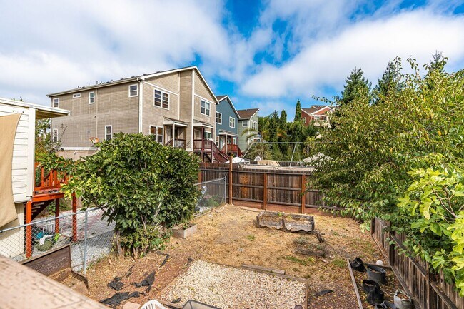 Building Photo - Charming 2-Bedroom Home with Spacious Back...