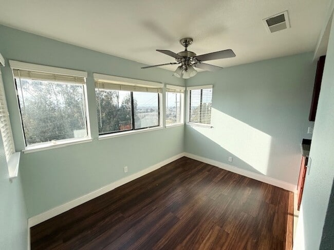 Building Photo - Hayward Condo 1 Bed/1 Bath Updated kitchen, lots of light and Bay views, dogs welcome