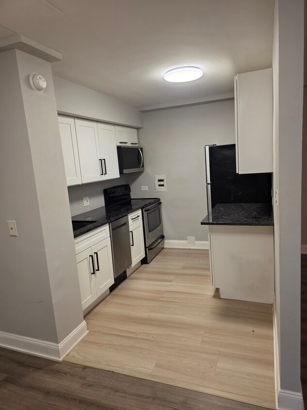 Primary Photo - 2025 W Granville Ave