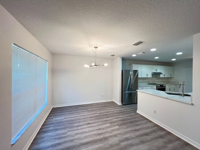 Foto del edificio - Beautifully Updated 3BR/2BA Home with Modern Finishes in Lake View Village - Lawncare included!
