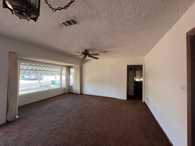 Foto del edificio - Two Bedroom Home with Garage and Yard For ...