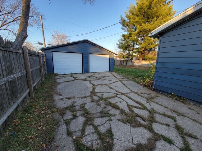 Foto del edificio - 4 bed, 2 bath, 2 car garage