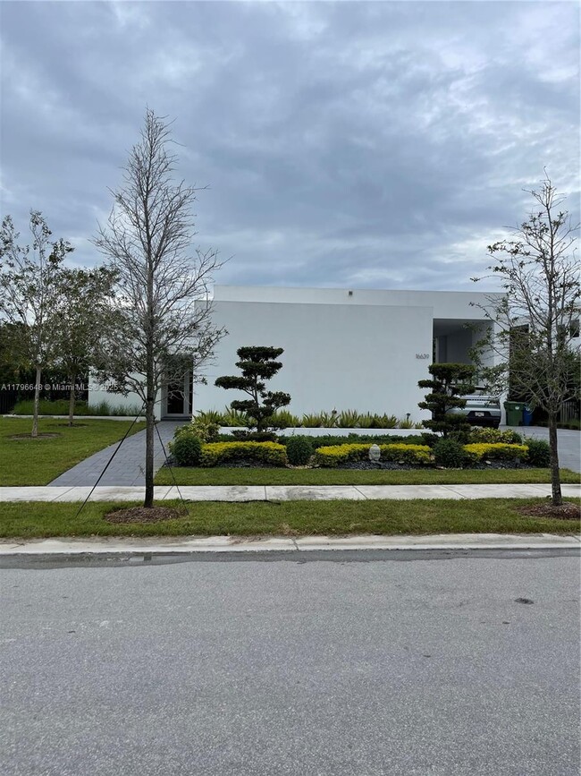 Foto del edificio - 16639 Botaniko Dr N