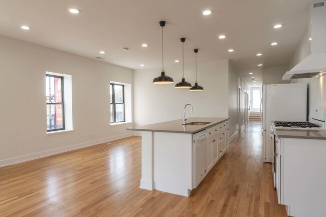 Foto del edificio - 5601 W Belmont Ave