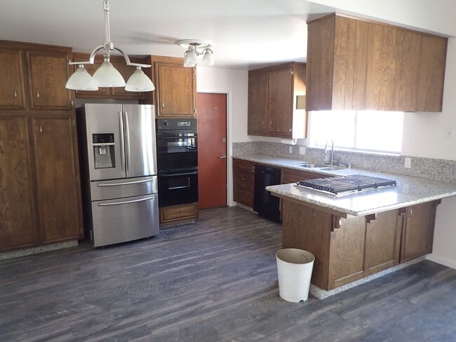 Building Photo - Open floor plan with huge yard