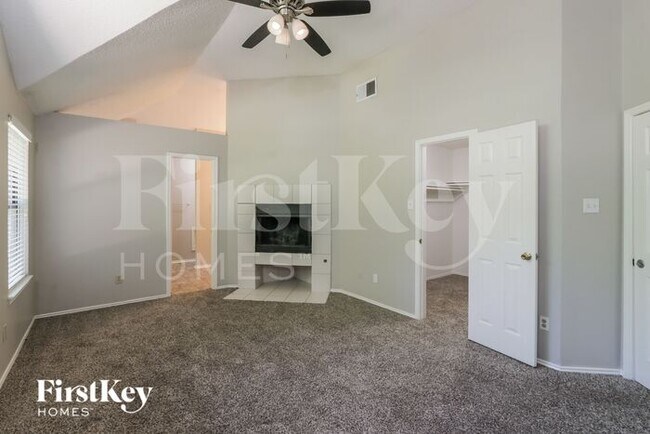 Foto del edificio - 701 Long Hill Ct