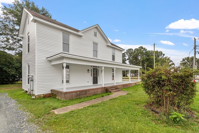 Building Photo - Charming 2-Bedroom, 1.5-Bath Home in Prime...