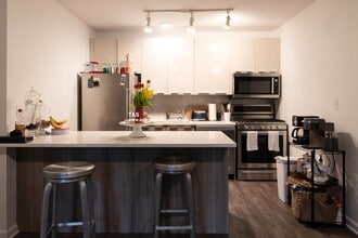 Building Photo - 932 W Dakin St