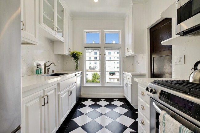 Kitchen - The Savoy Plaza