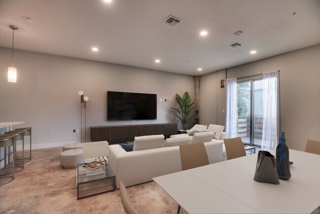 Building Photo - 210 W Peden Alley
