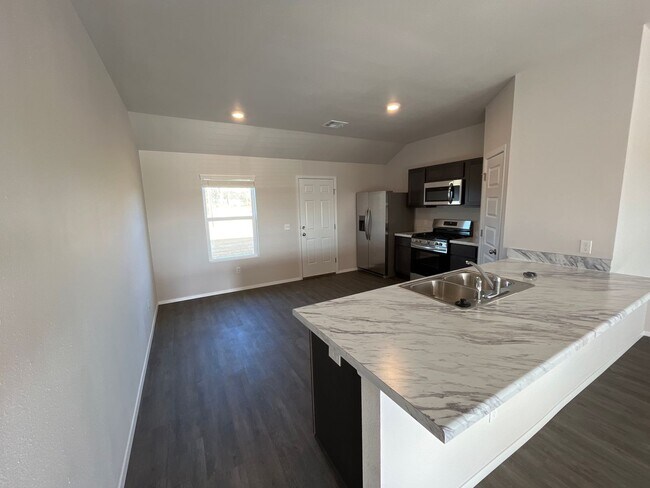 Foto del edificio - Half Off Move-In — 4 Bed, 2 Bath in Park Place