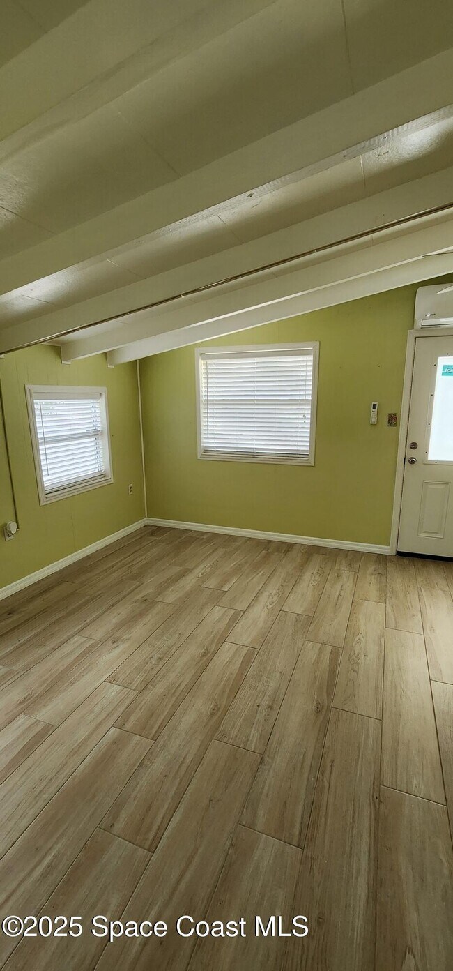 Building Photo - 833 Cronin Ave