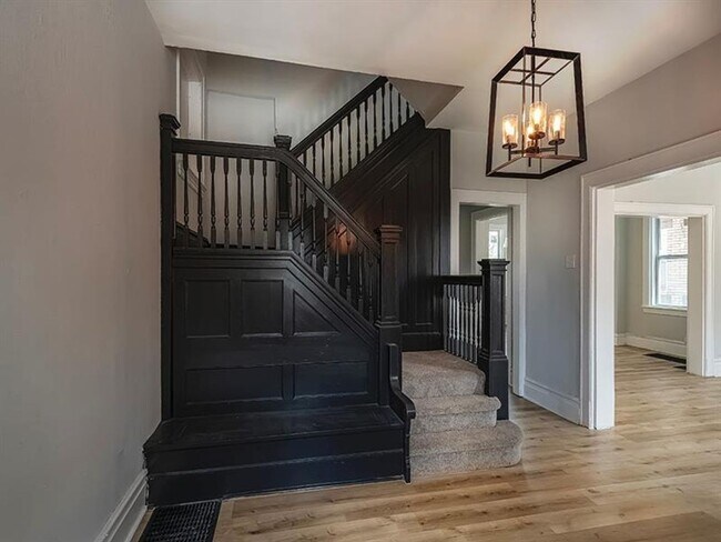 Foto del edificio - Stately Luxury Living in Schenley Heights ...