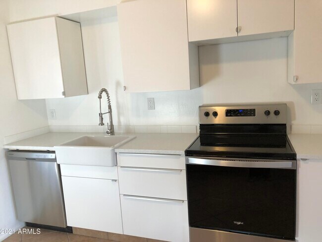 Building Photo - 2020 S Granada Dr