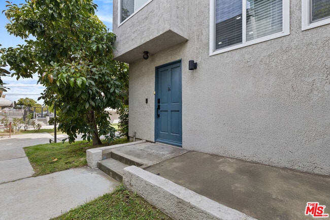 Building Photo - 15305 Berendo Ave