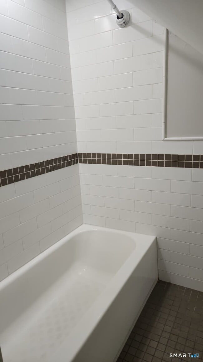 Building Photo - 67 Beardsley Park Terrace