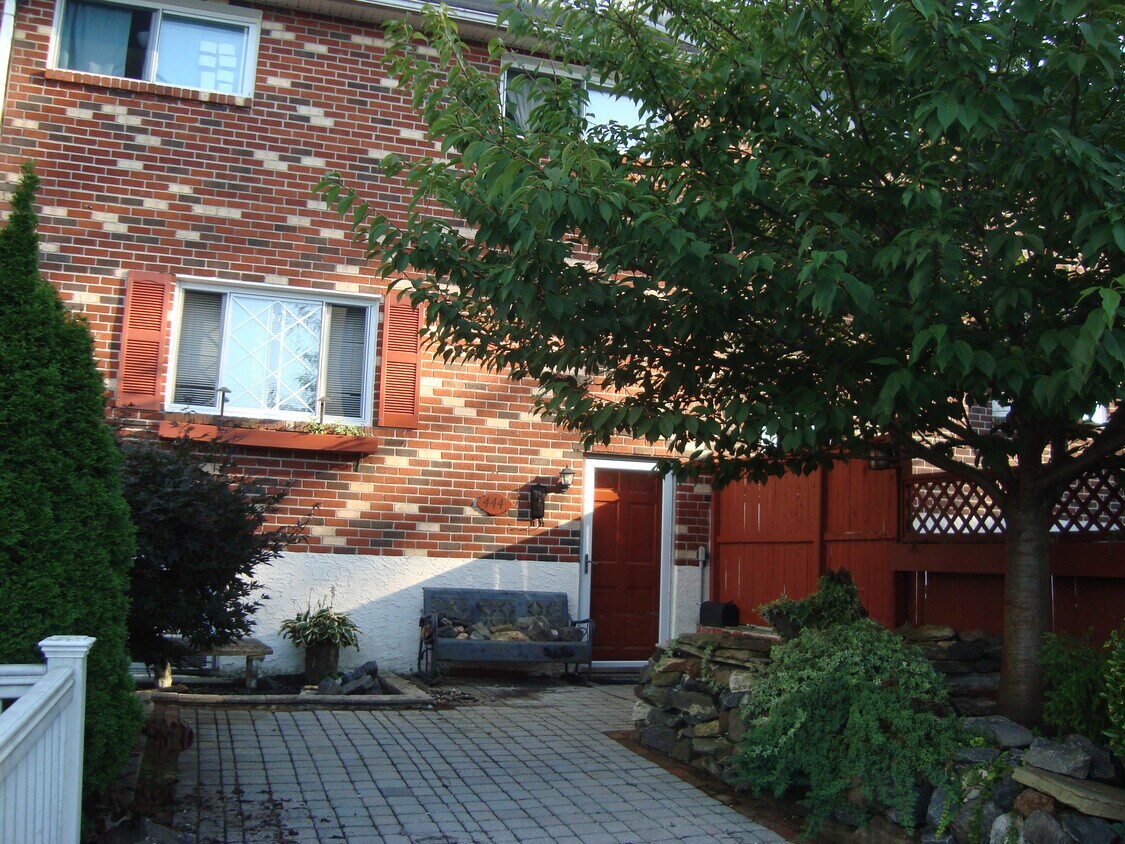 Primary Photo - 444 W Chestnut St