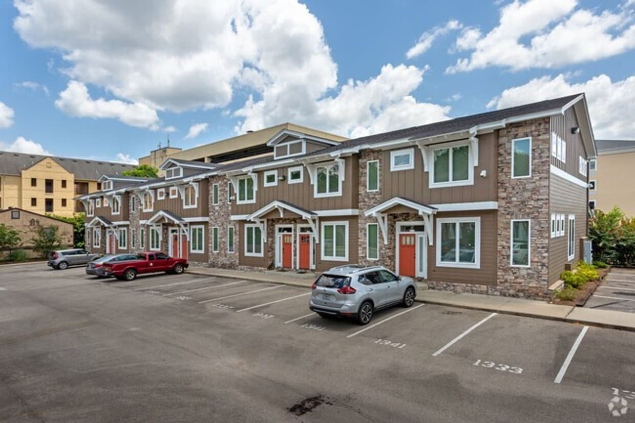 Primary Photo - 3 bed/3 bath luxury townhouse walking dist...