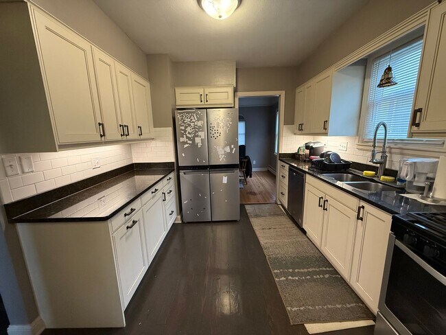 Building Photo - Stunning 5 Bed 2 Bath House Located in the...