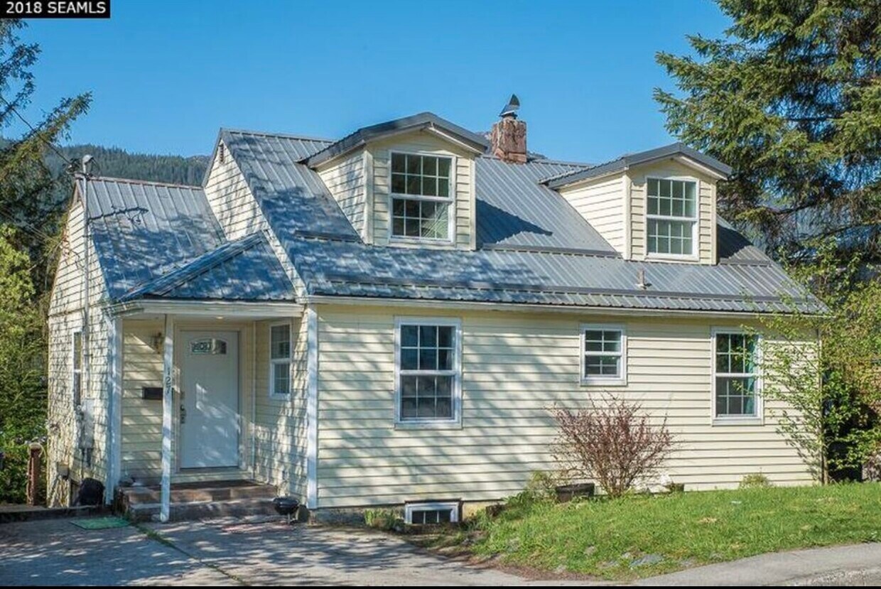 Primary Photo - 127 Behrends Ave