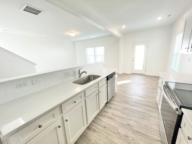 Building Photo - 3 Bedroom paired home with 2 car garage mi...